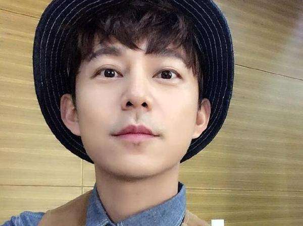 何炅的單身還是已婚狀態(tài)，深度解析與探討，何炅感情狀態(tài)深度解析，單身還是已婚之謎？