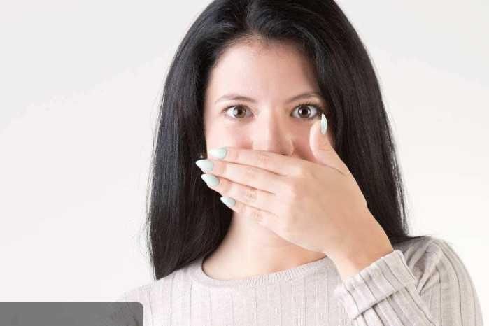 女人長期口臭的原因及其解決方法，女人長期口臭成因與解決方案